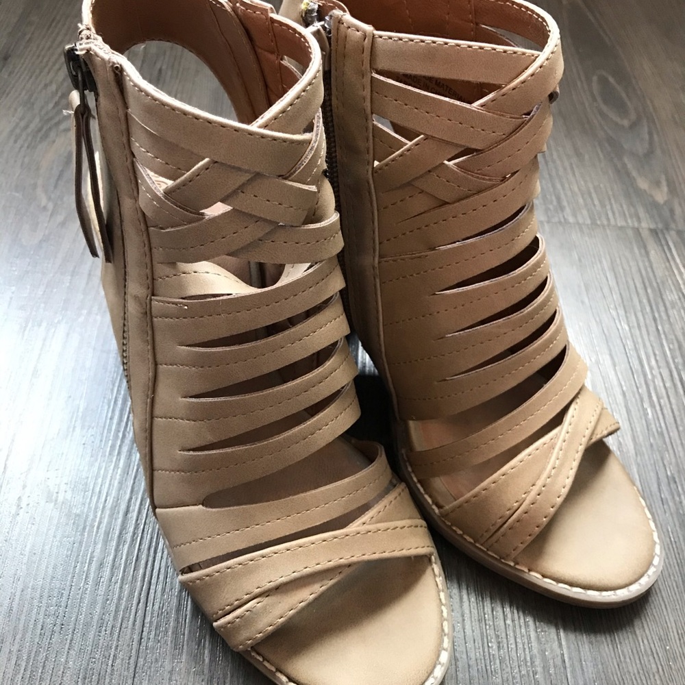 Sz 7 heeled booties